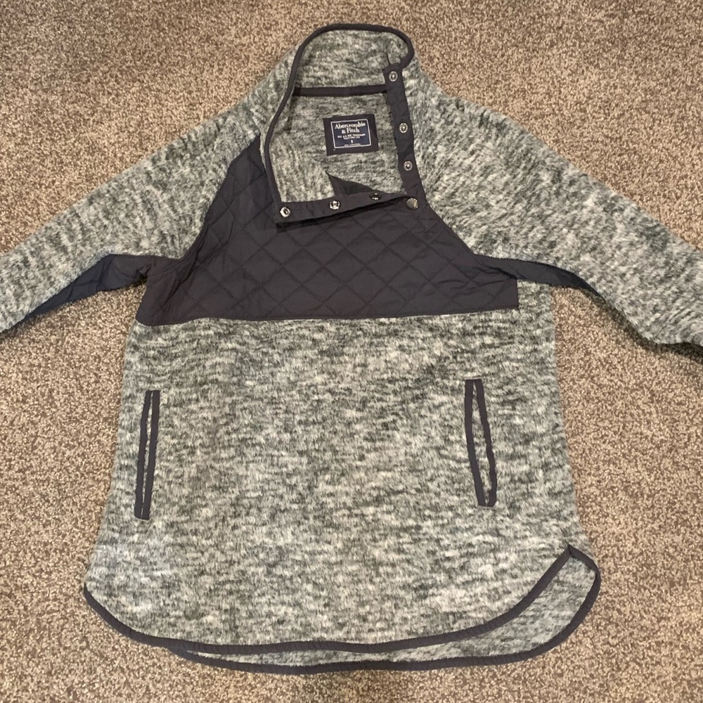 Abercrombie fleece pullover. Size small Never worn